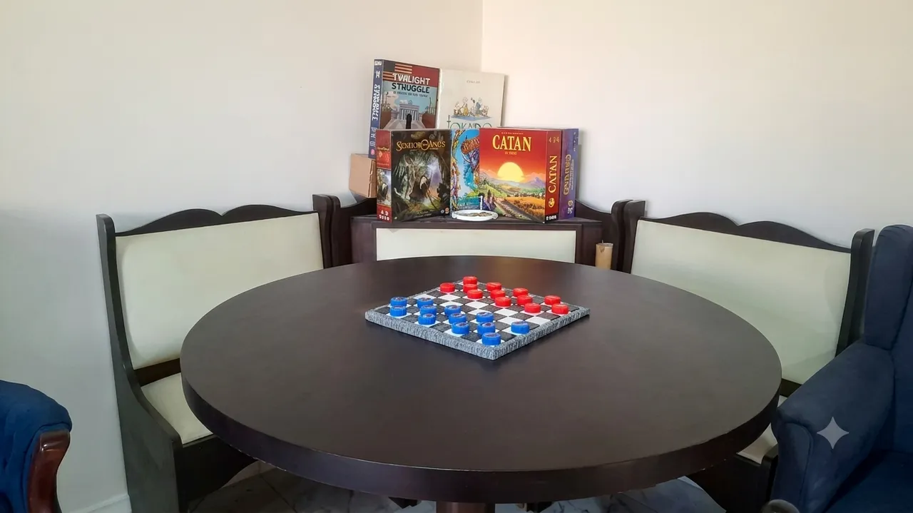 Mesa redonda com jogo de damas e jogos de tabuleiro na sala de convivência